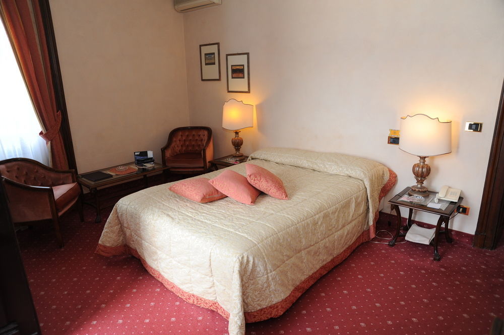Camin Hotel Luino Buitenkant foto